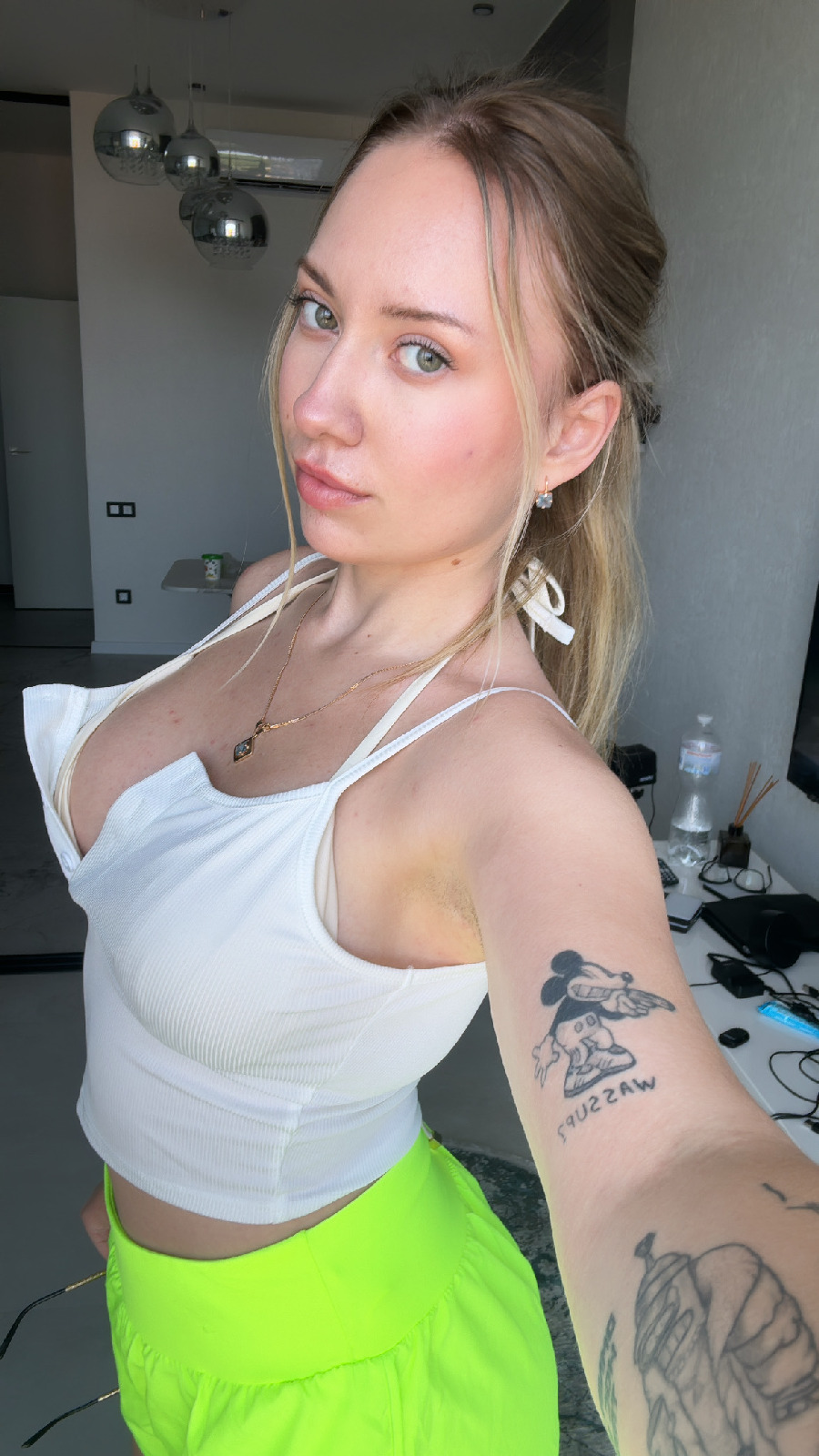 KateV in her underwear in Aden