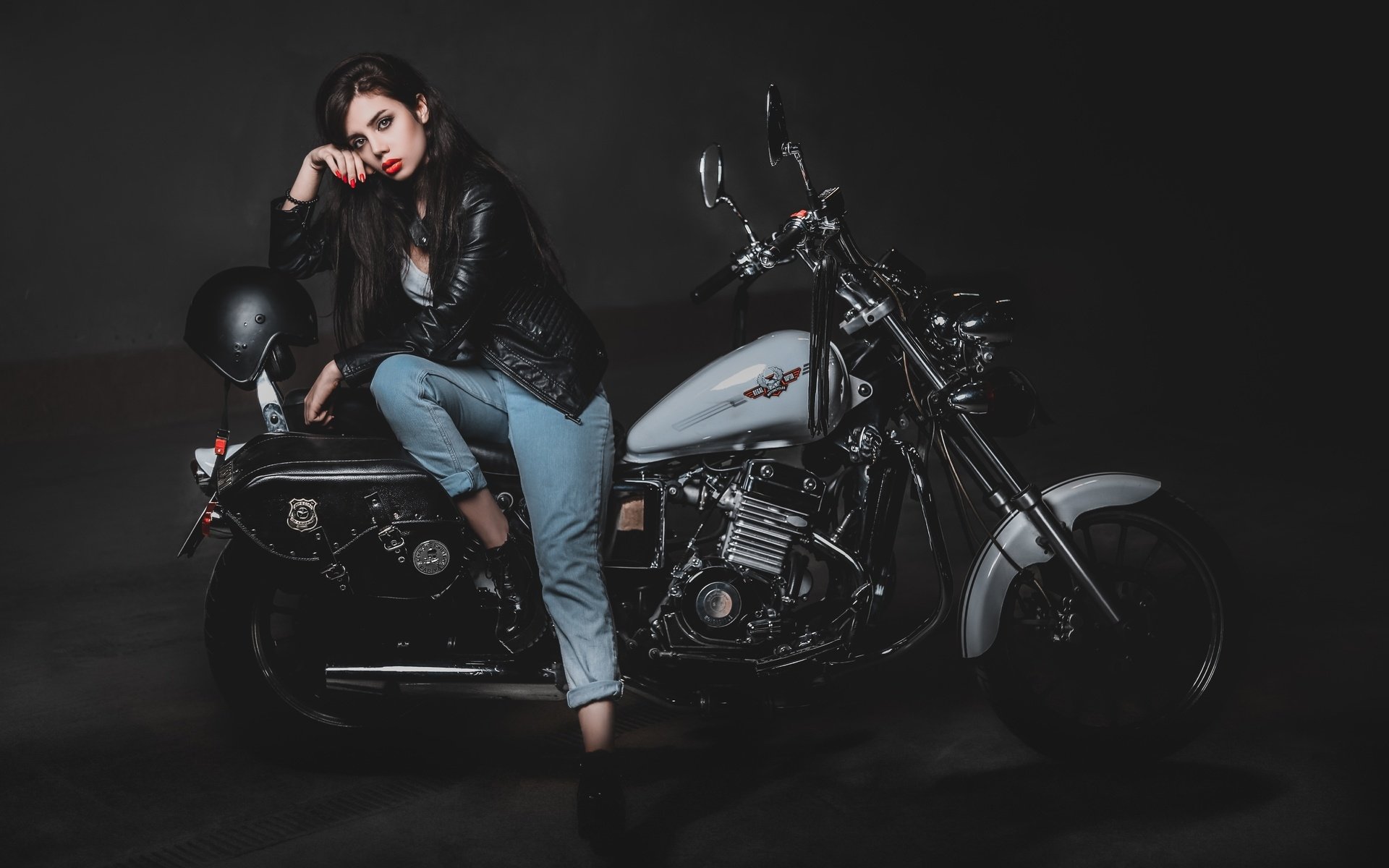 Biker girls: style and drive in Aden