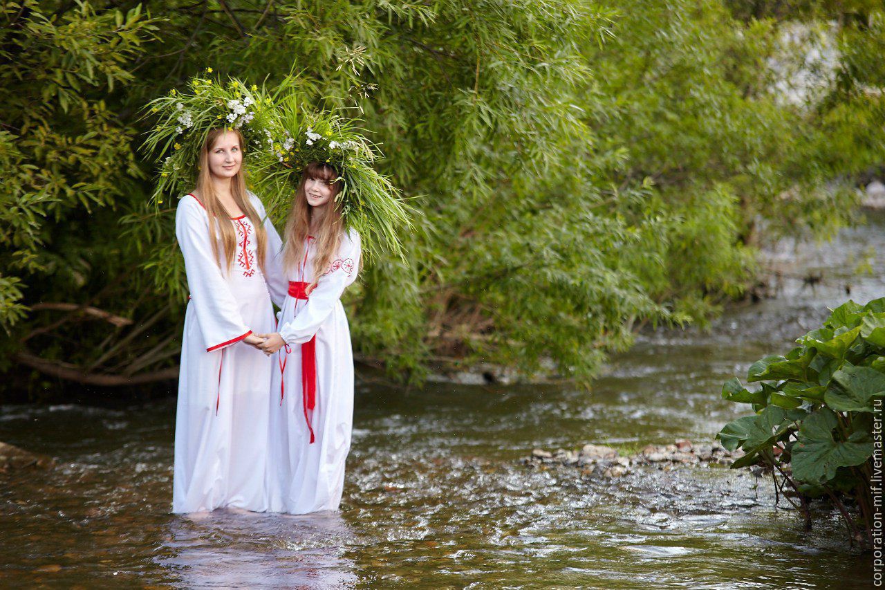 Women in Slavic costumes in Aden