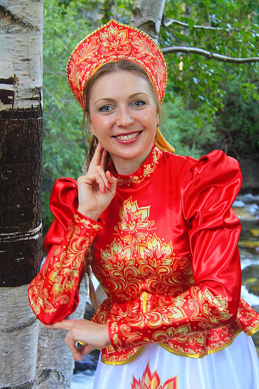 Women in Slavic costumes in Aden