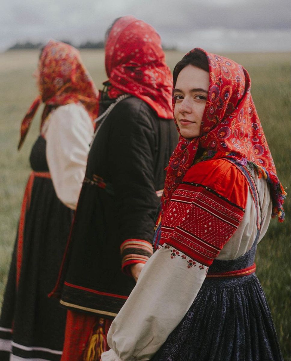 Women in Slavic costumes in Aden