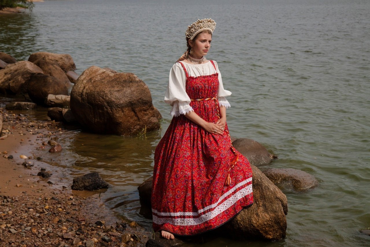 Women in Slavic costumes in Aden