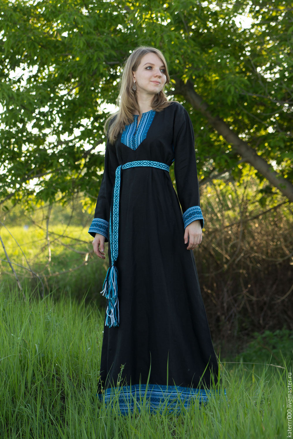 Women in Slavic costumes in Aden