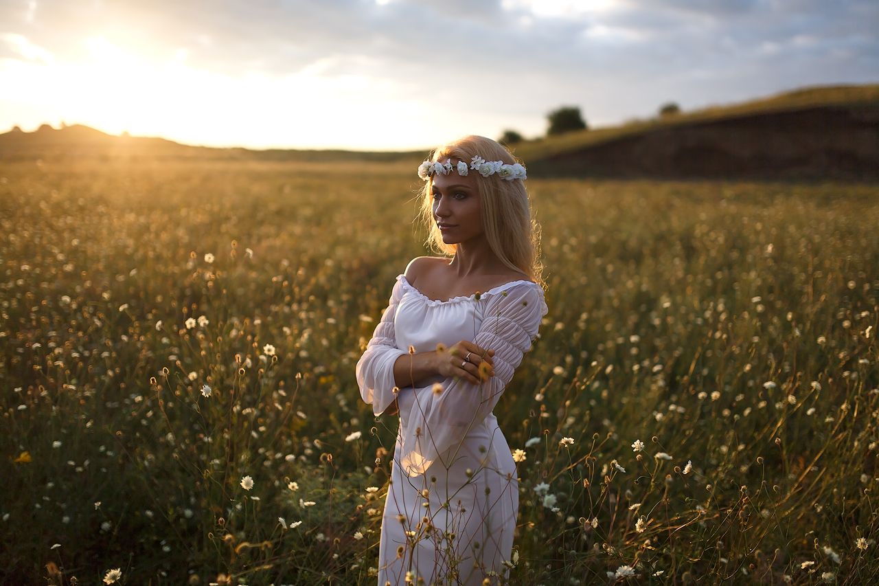 Girls in Slavic costumes in Aden