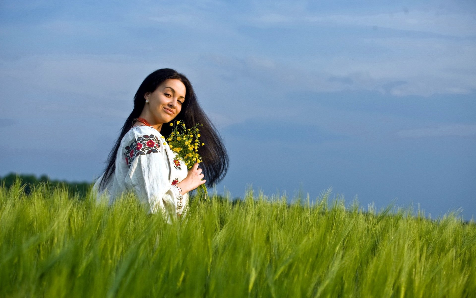Girls in Slavic costumes in Aden