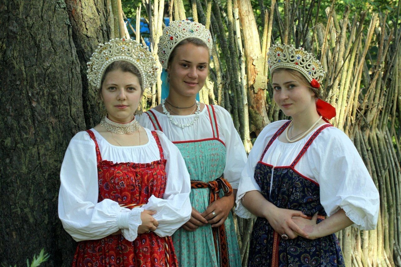 Sexy model Girls in Slavic costumes in Aden