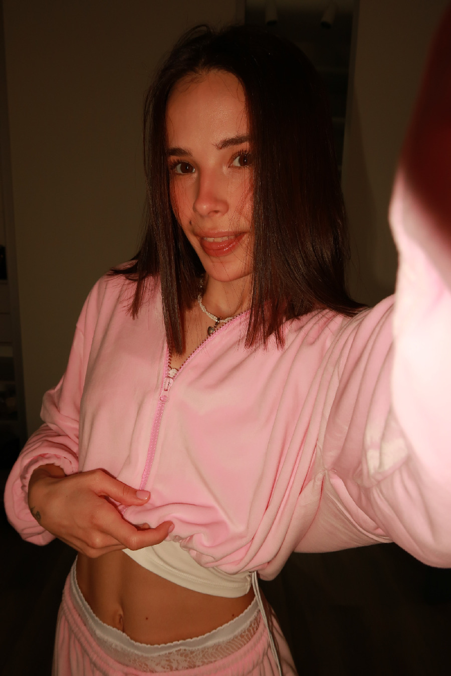 Tina brings the glow — live moments in Aden