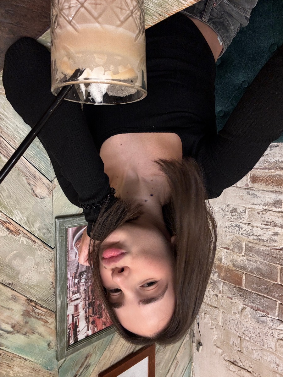 Fresh photos, fresh mood — Tina online in Aden